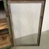 Armoire industrielle en fer avec portes en treillis sur roues, années 1960