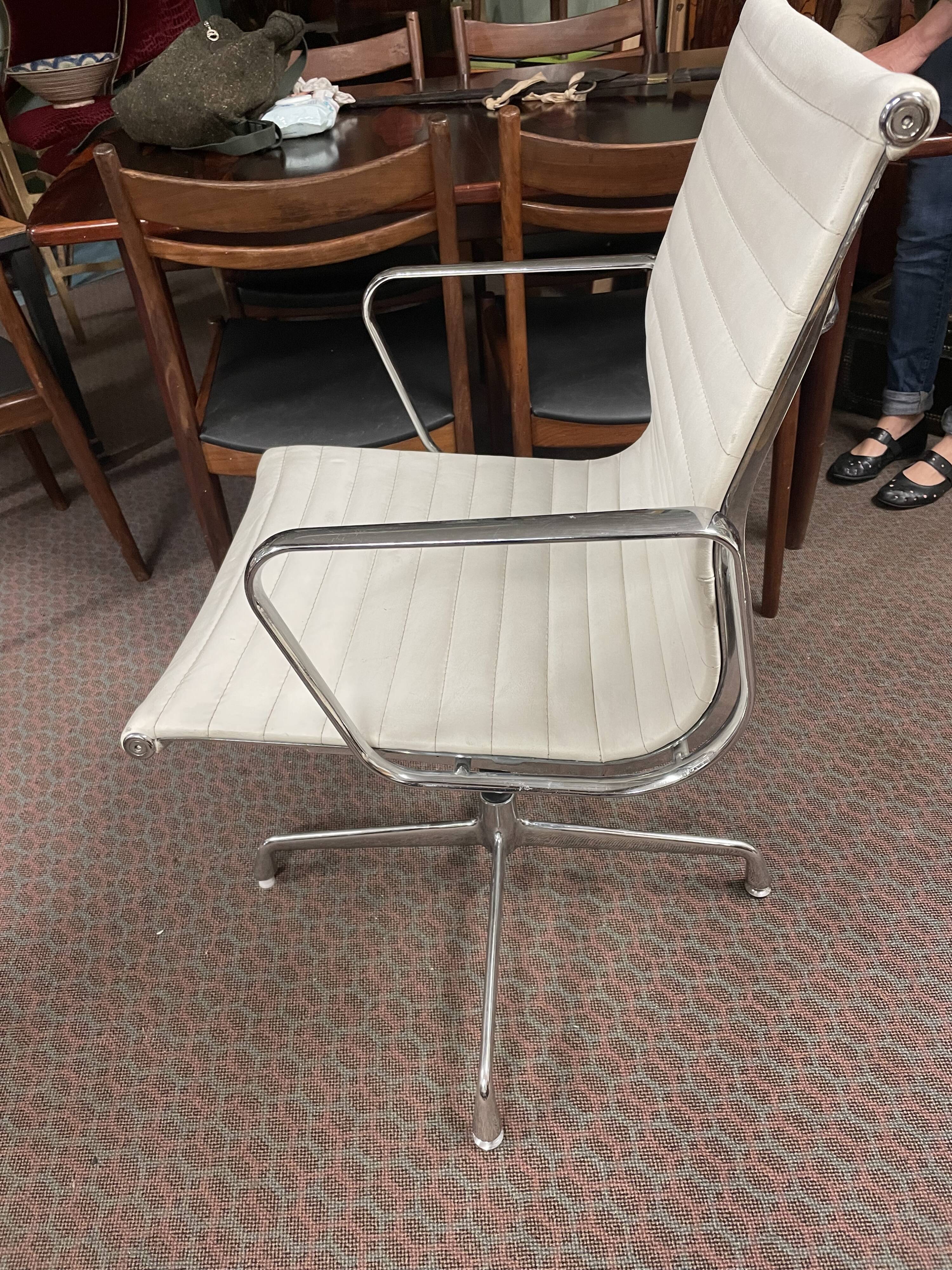 Suite of 4 armchairs in white Ray and Charles Eames leather