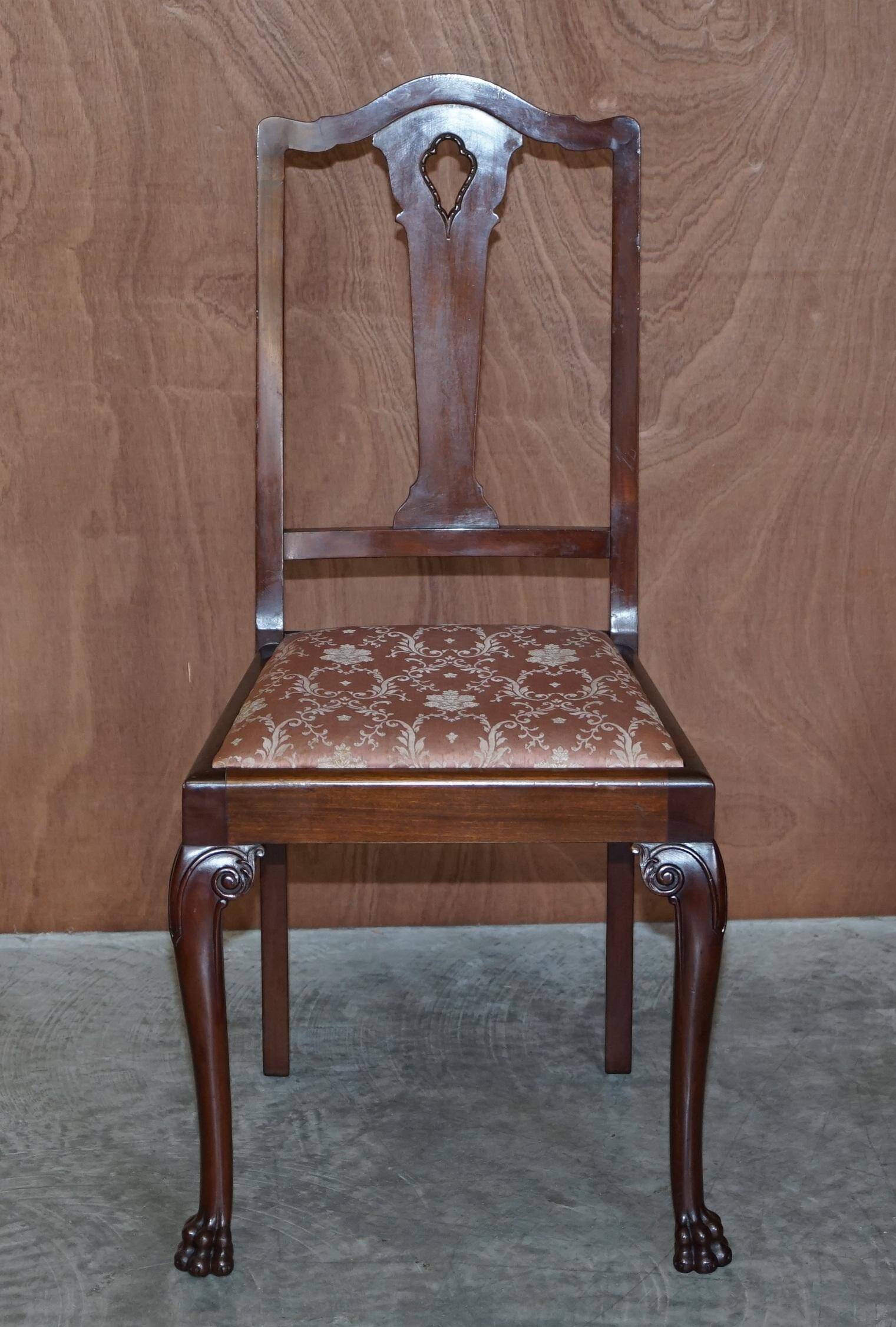 Paire de chaises anglaises anciennes en bois dur avec pieds sculptés en patte de lion