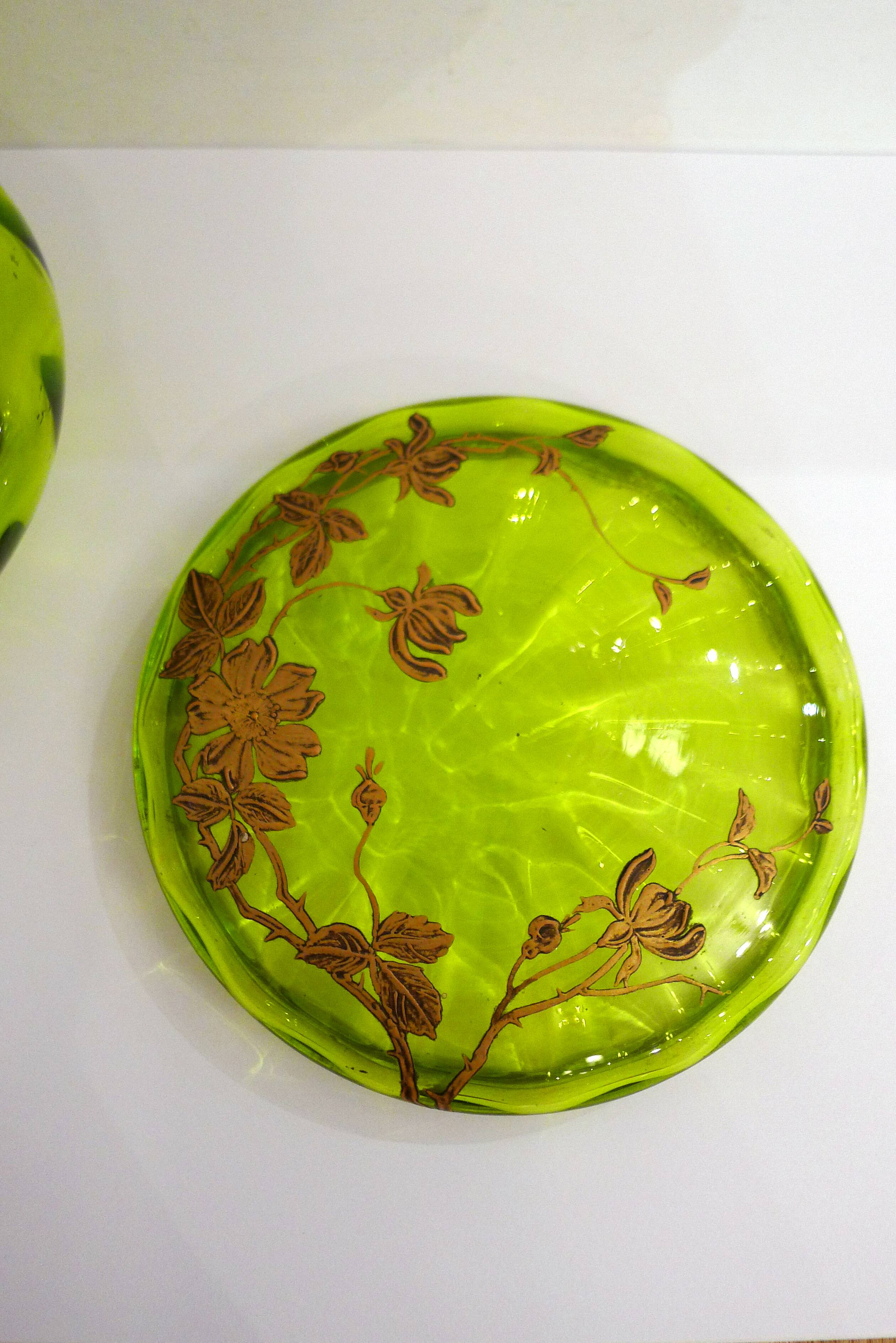 Bonbonnière ancienne en verre vert et fleurs dorées
