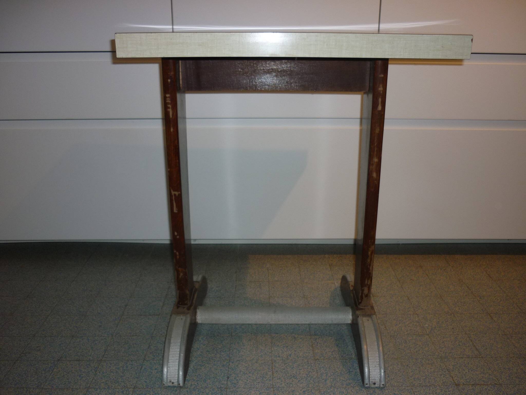 Bistro table in wood and yellow formica from the 30s/40s