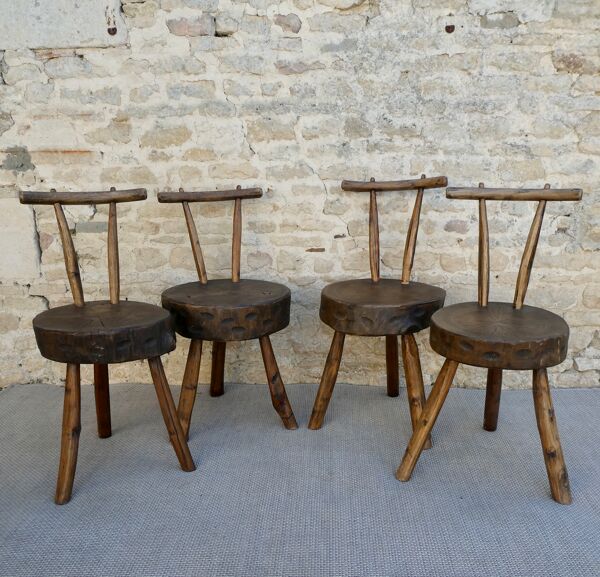 Suite de 4 chaises tripodes, assises tronc, bois massif