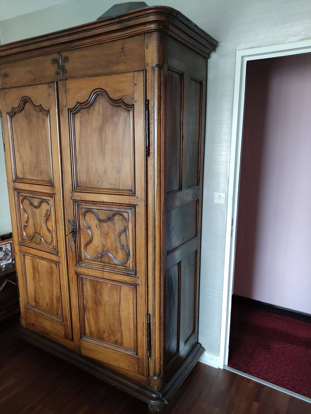 Armoire en noyer style Louis XV