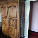 Armoire en noyer style Louis XV