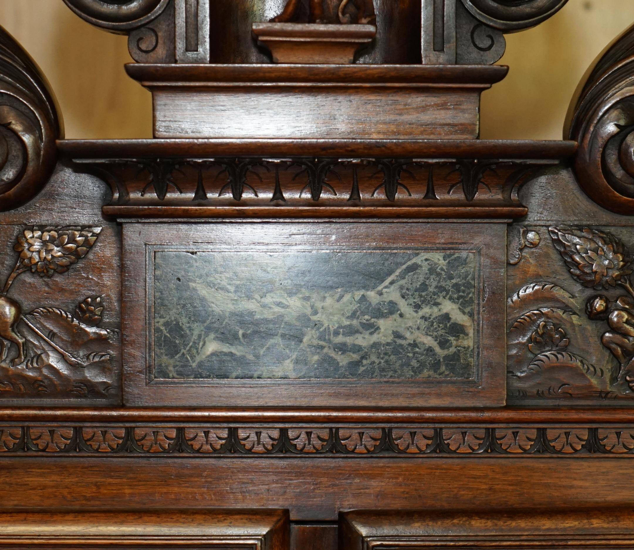 Cabinet Louis XIII revival en noyer et marbre sculpté