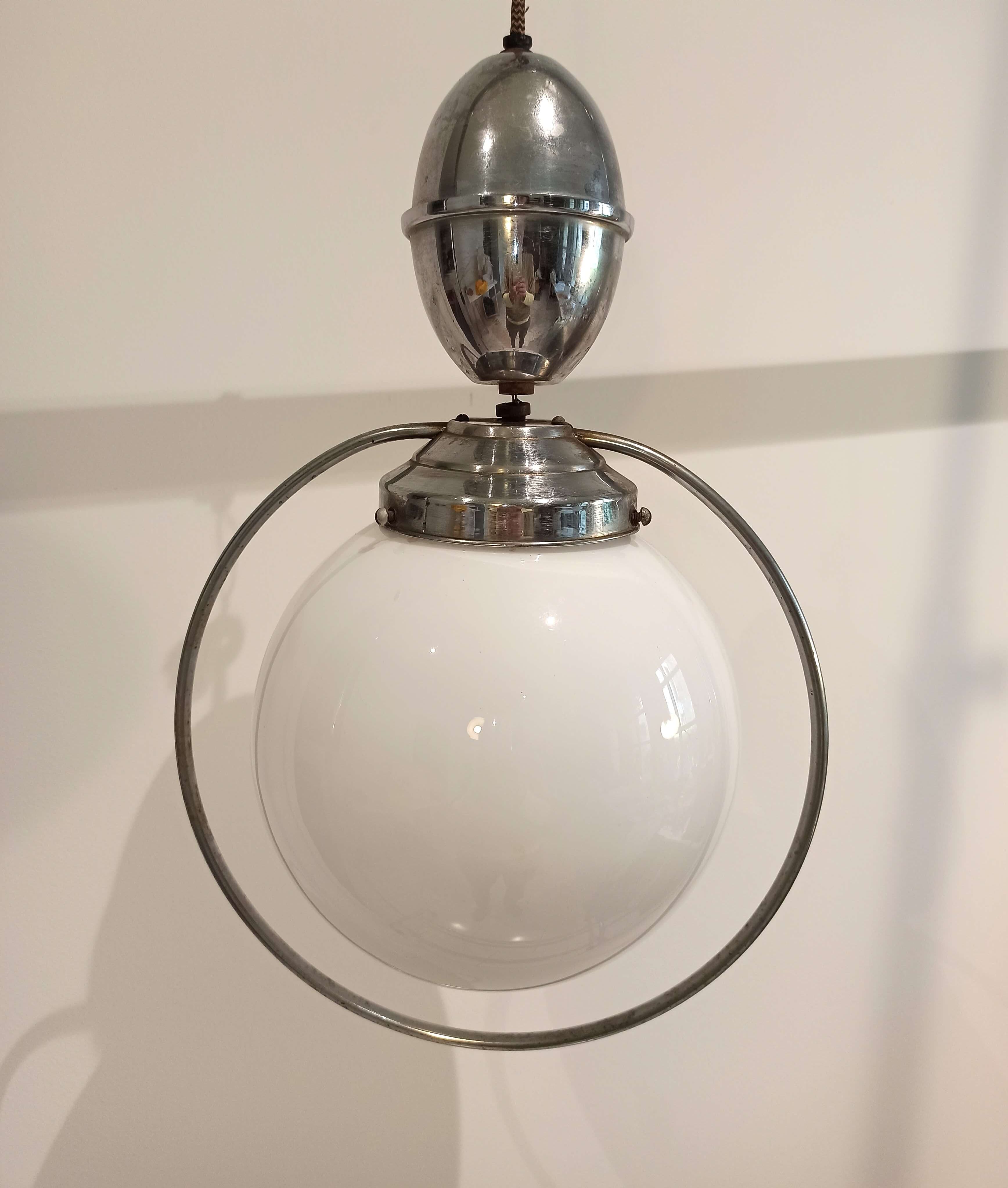 Suspension chandelier vintage globe white circle chrome goes up and down