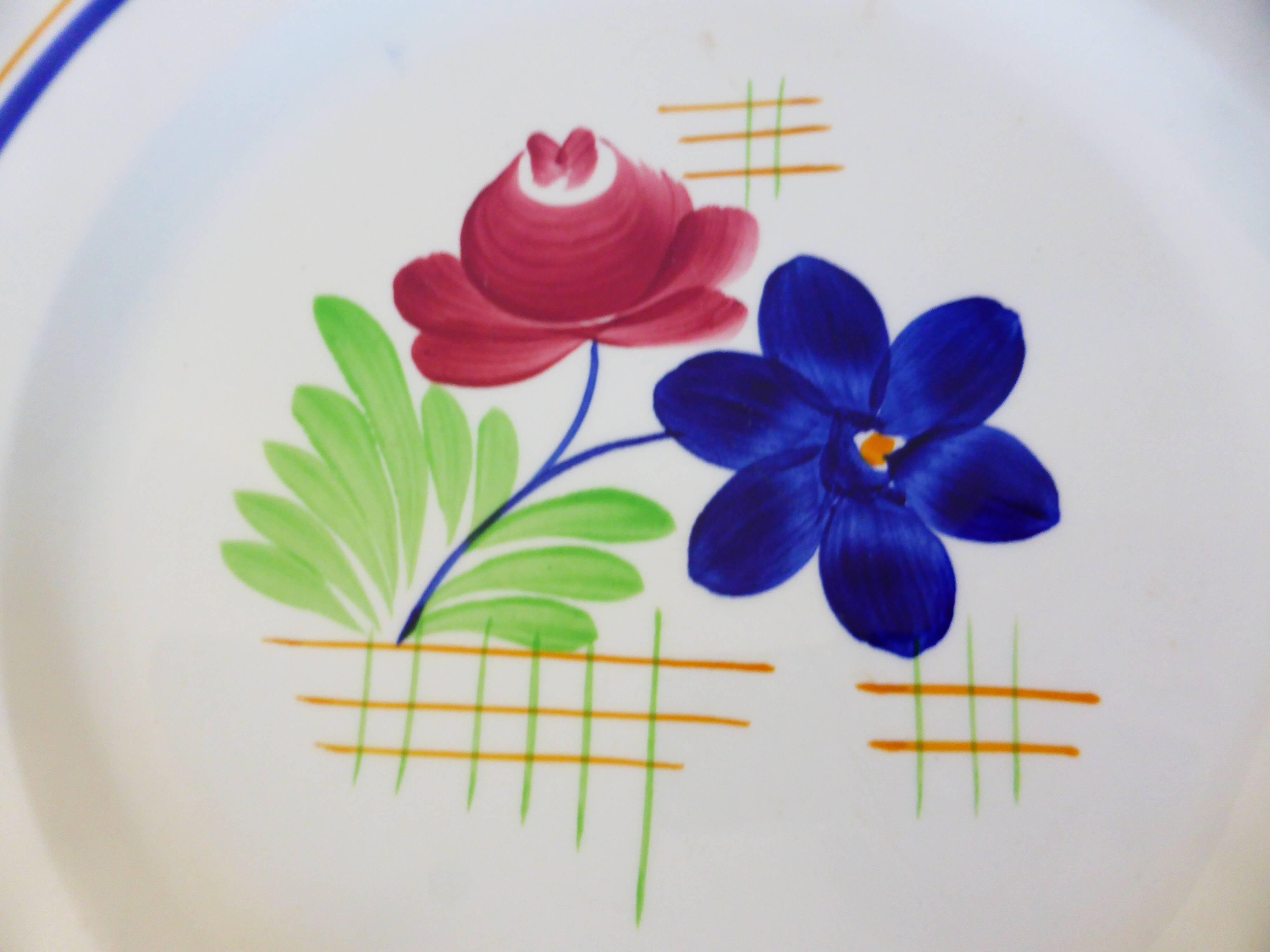 Vintage round serving dish from Gien, model Robinson 2106119.