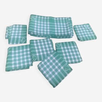 Nappe rectangulaire et 6 serviettes en coton a petit carreaux verts et blancs, brodees et monogramme