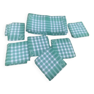 Nappe rectangulaire et 6 serviettes en coton a petit carreaux verts et blancs, brodees et monogramme
