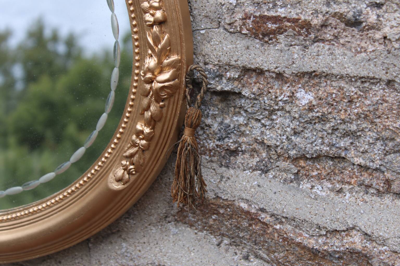 Miroir ovale vintage doré à décor floral et verre biseauté – 58 × 48 cm