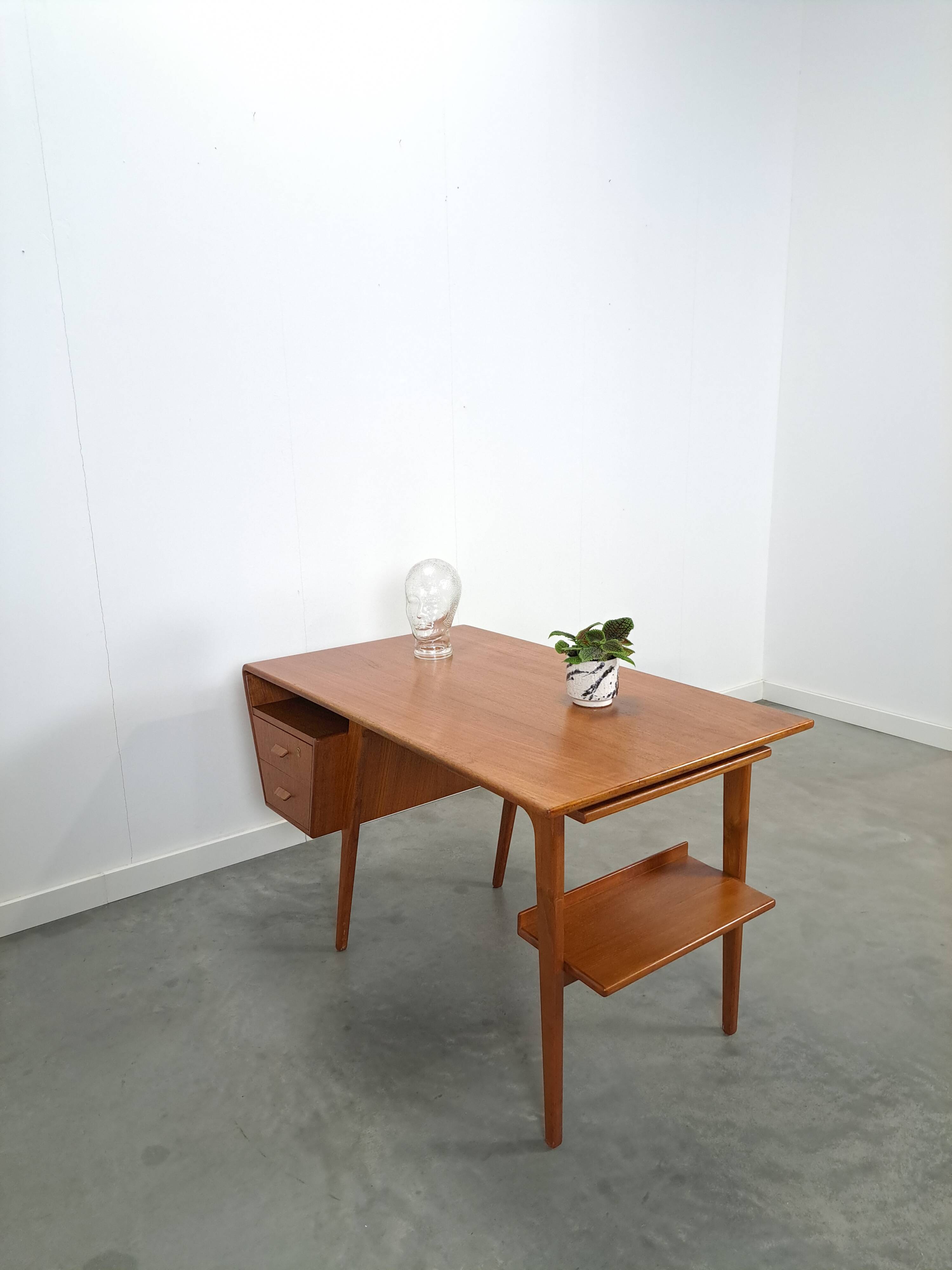 Teak vrijstaand partner bureau met schuine vormen, lades en extra werkblad