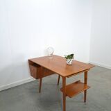 Teak vrijstaand partner bureau met schuine vormen, lades en extra werkblad