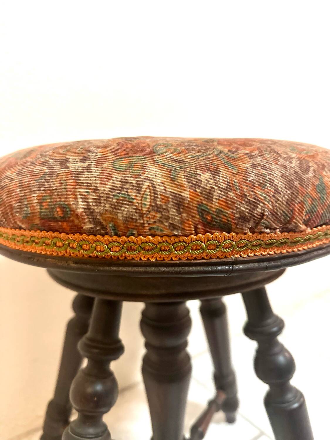 Antique adjustable piano stool in turned wood