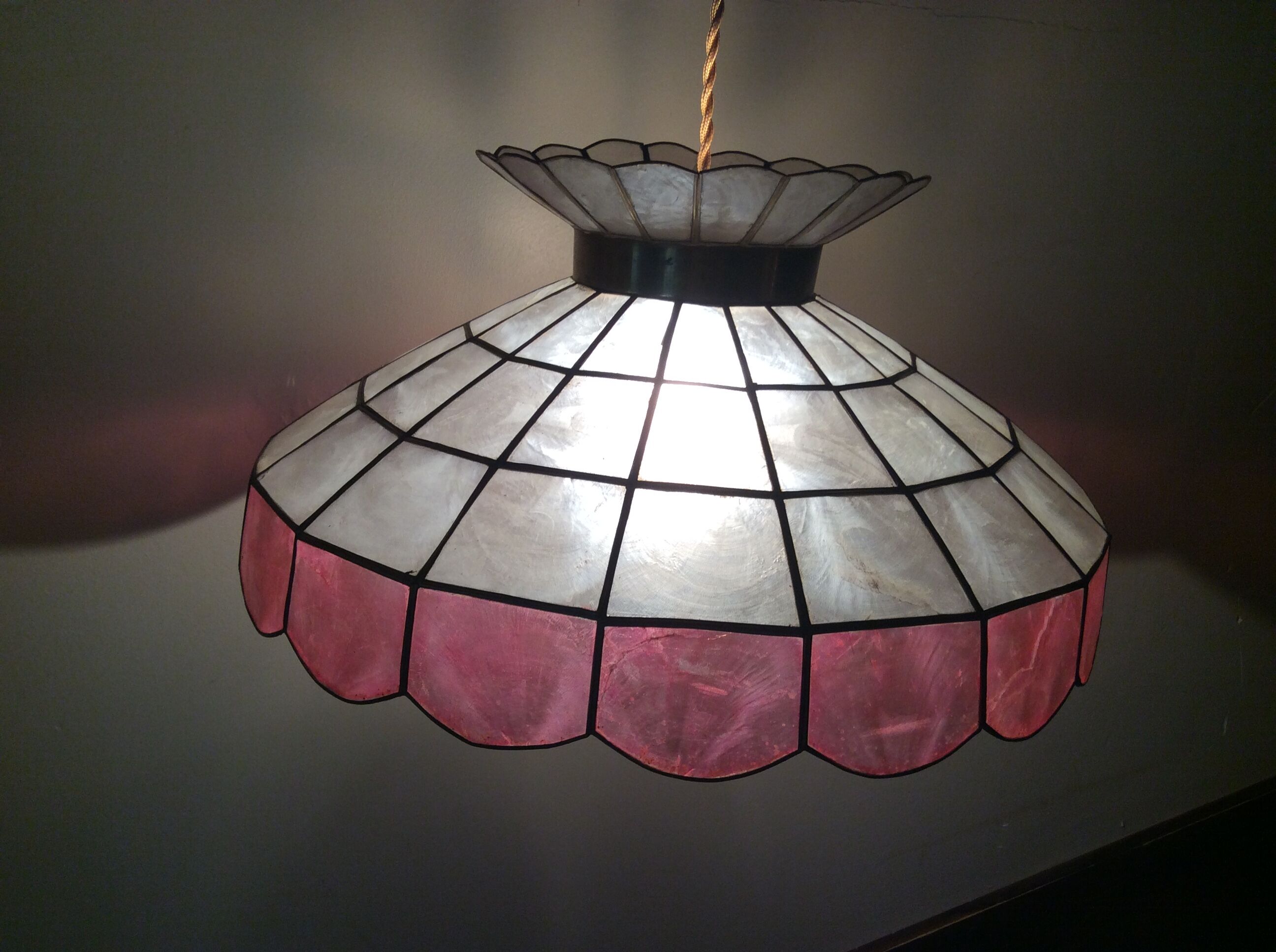 Mother-of-pearl suspension