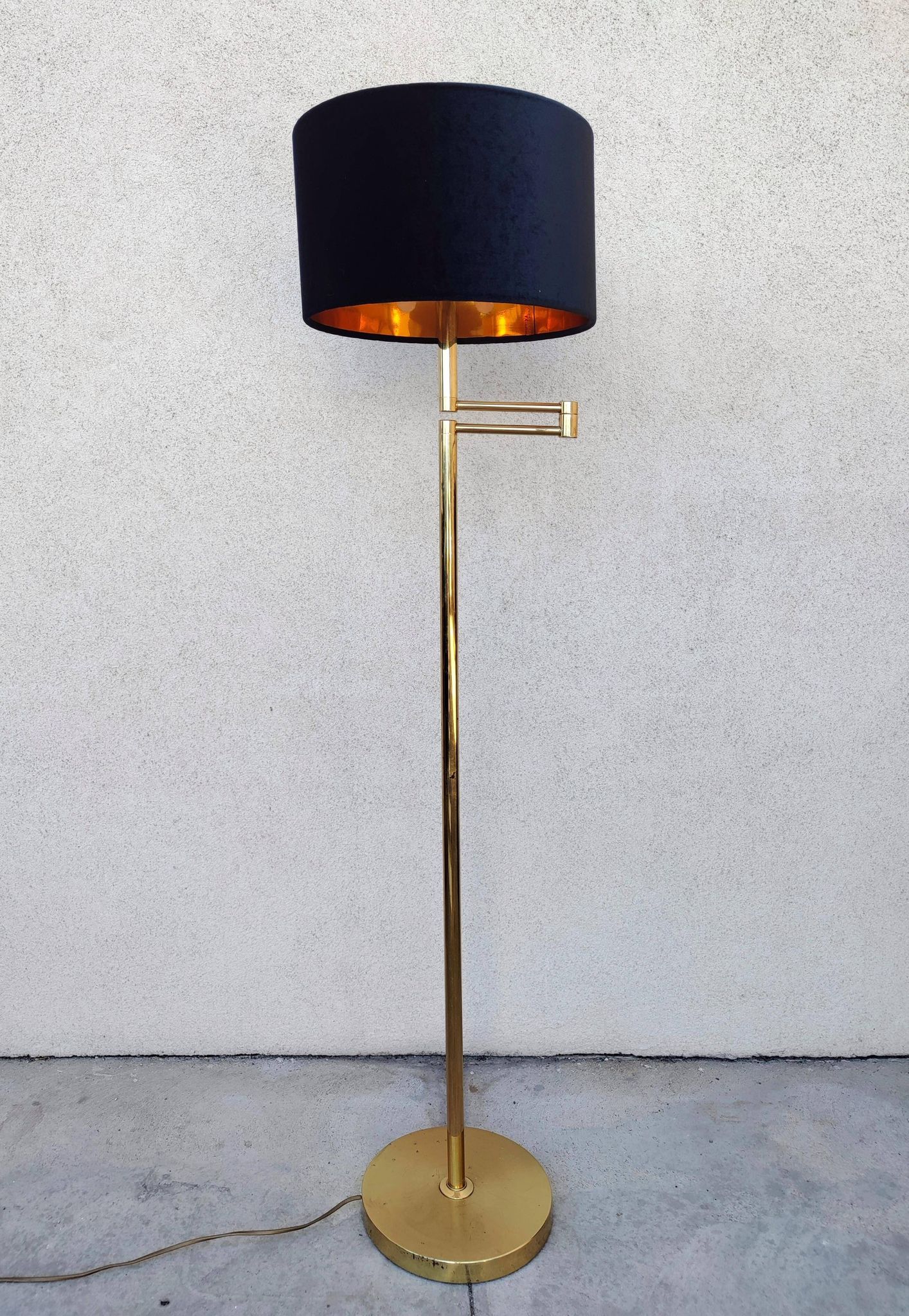 Articulated floor lamp in brass with a velvet shade, 1970.