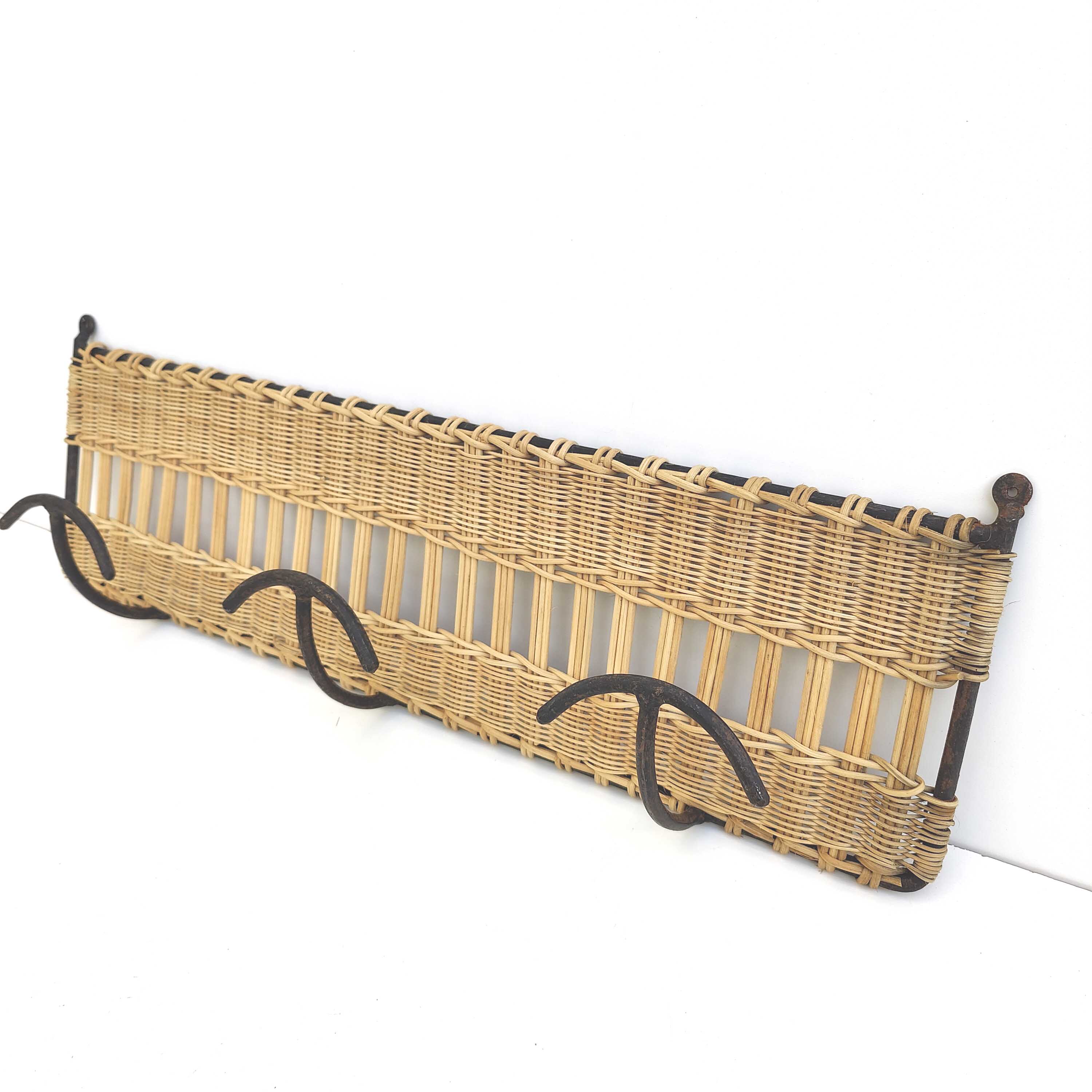 Wall coat rack 3 hooks in iron and woven wicker