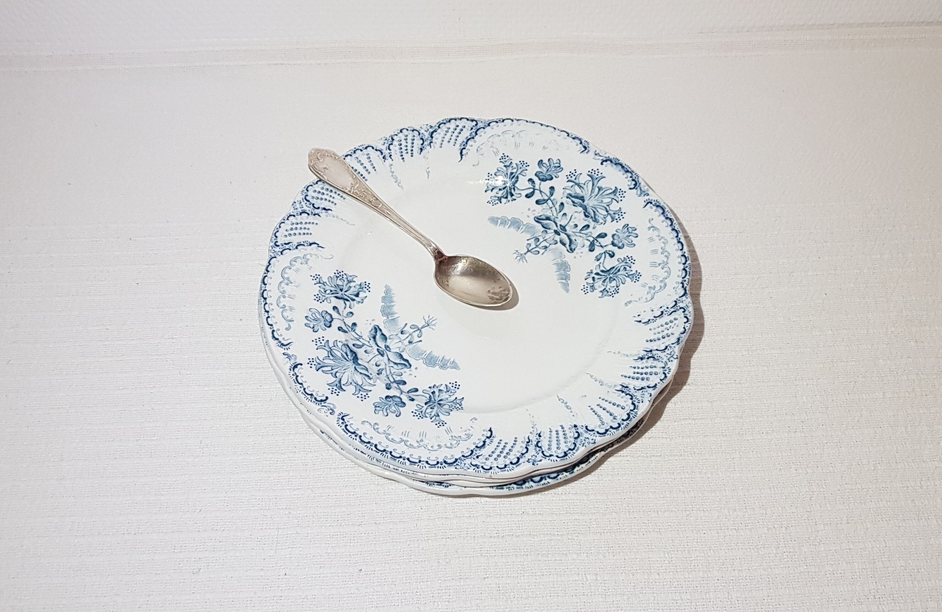 Set of 4 dessert plates in earthenware of St Amand model Regency, iron earth