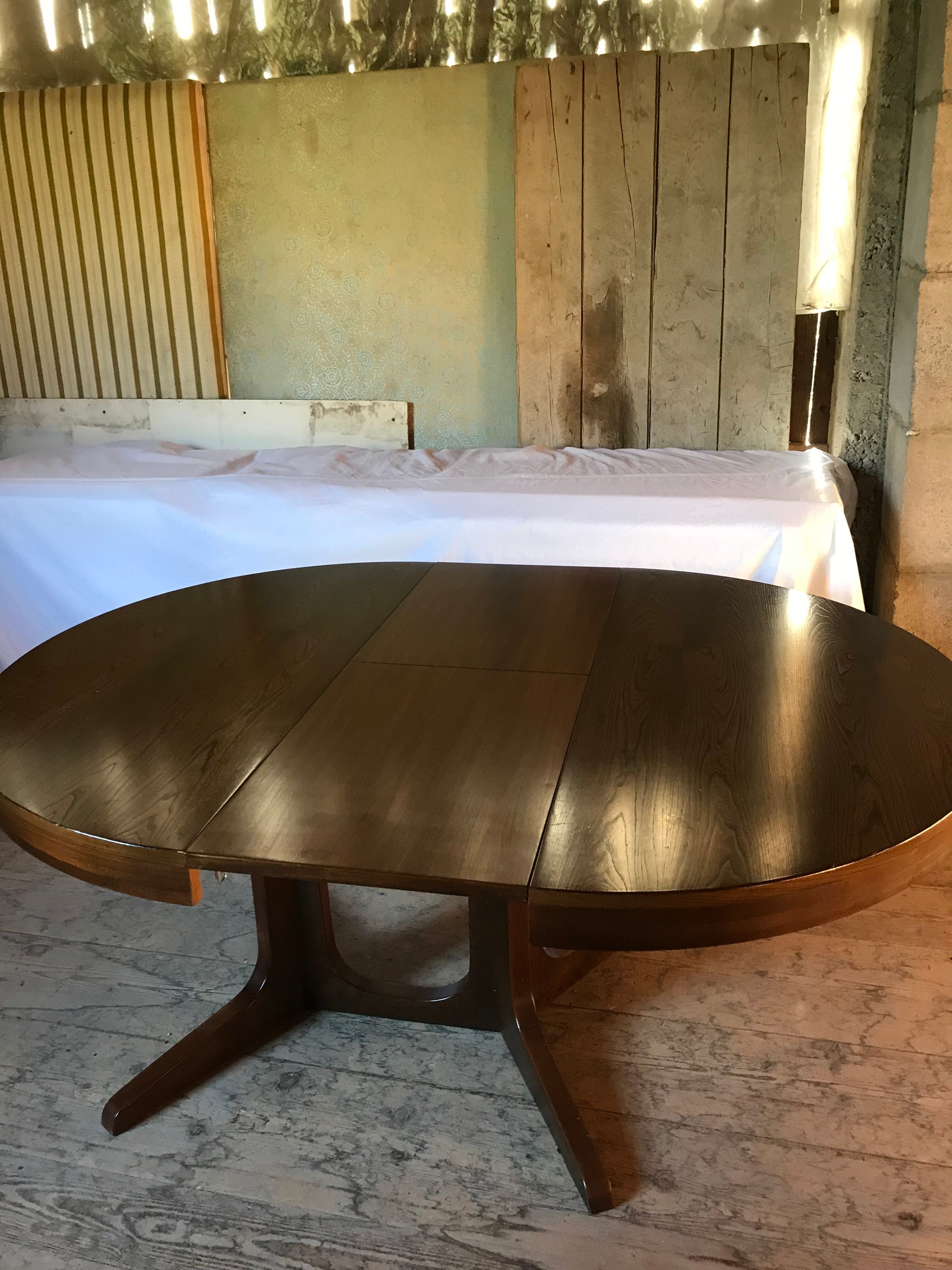 Round vintage Baumann table