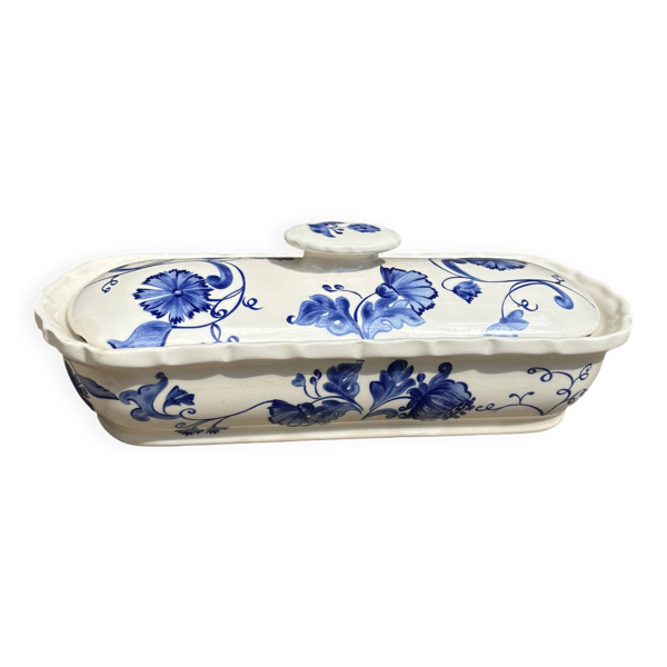 Beurrier ancien en faïence, décor fleuri bleu et blanc