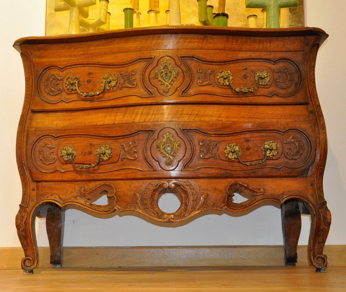 Provençal chest of drawers in solid walnut from Nîmes, Louis XV period