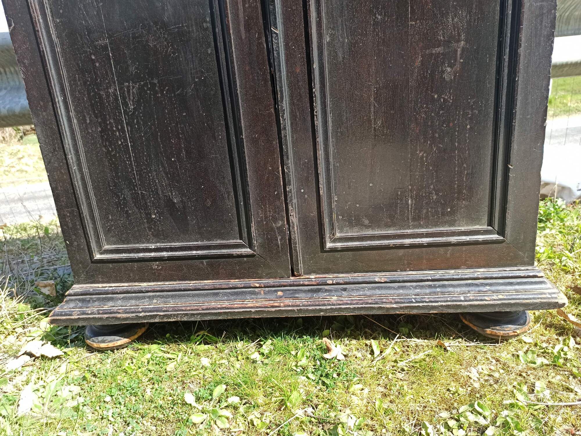 Sideboard 2 doors 1 drawers in blackened wooden support height