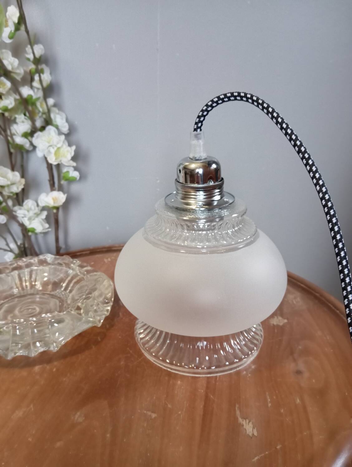 Portable lamp / pendant lamp in white opalescent glass. Art Deco style