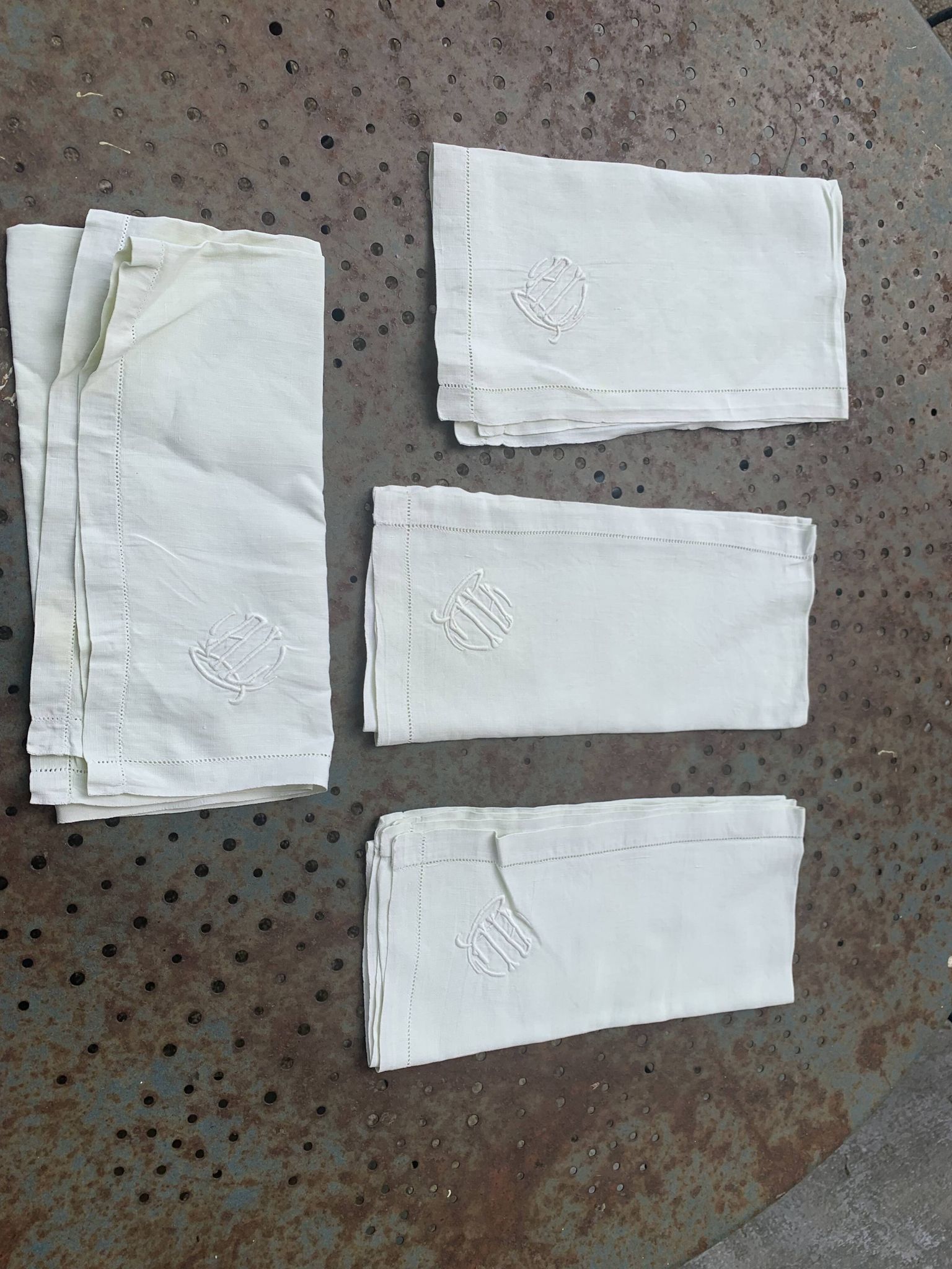 4 pastel yellow linen napkins, embroidered, AL monograms