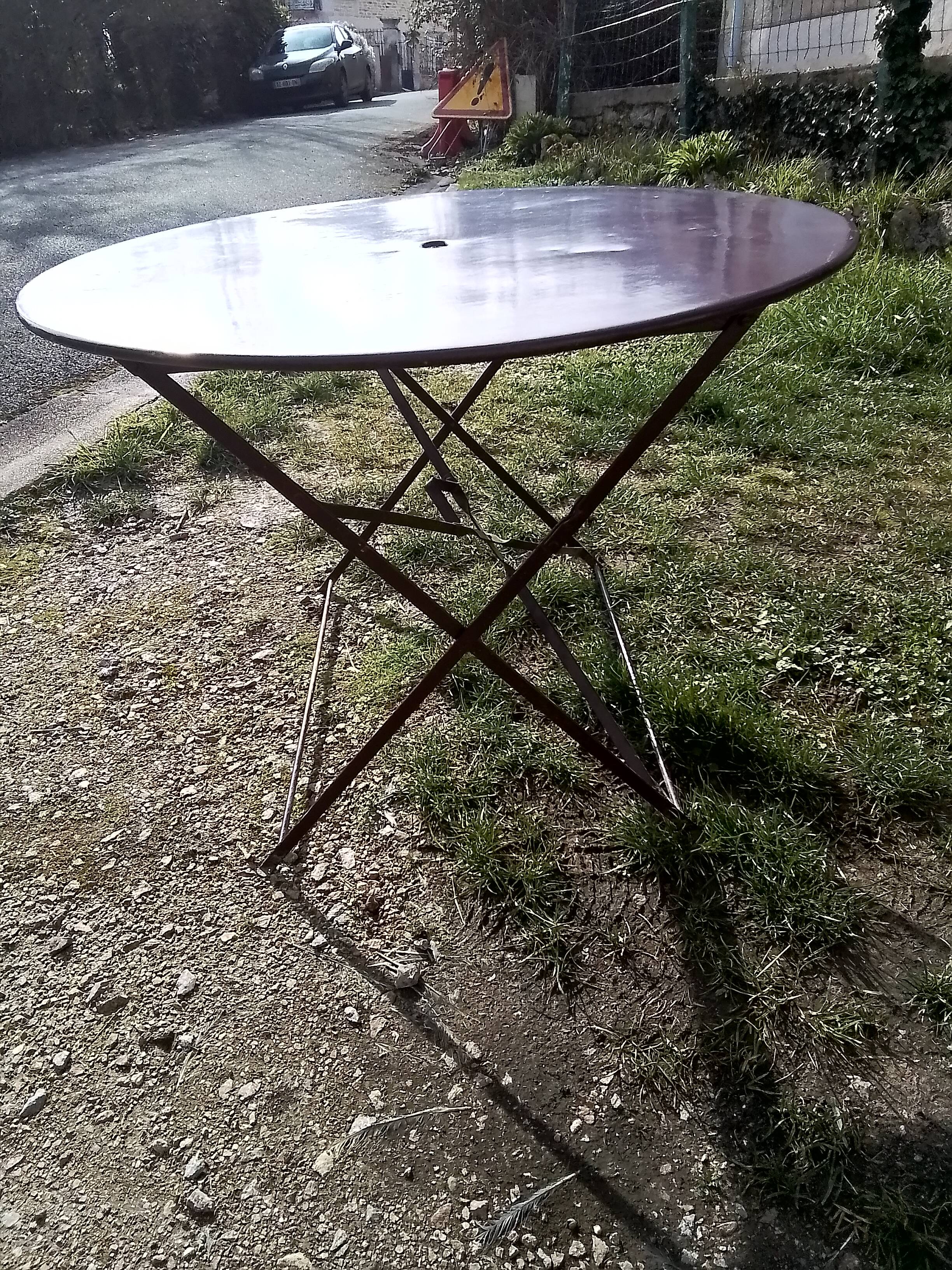 Outdoor table in garnet-colored metal