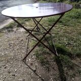 Outdoor table in garnet-colored metal