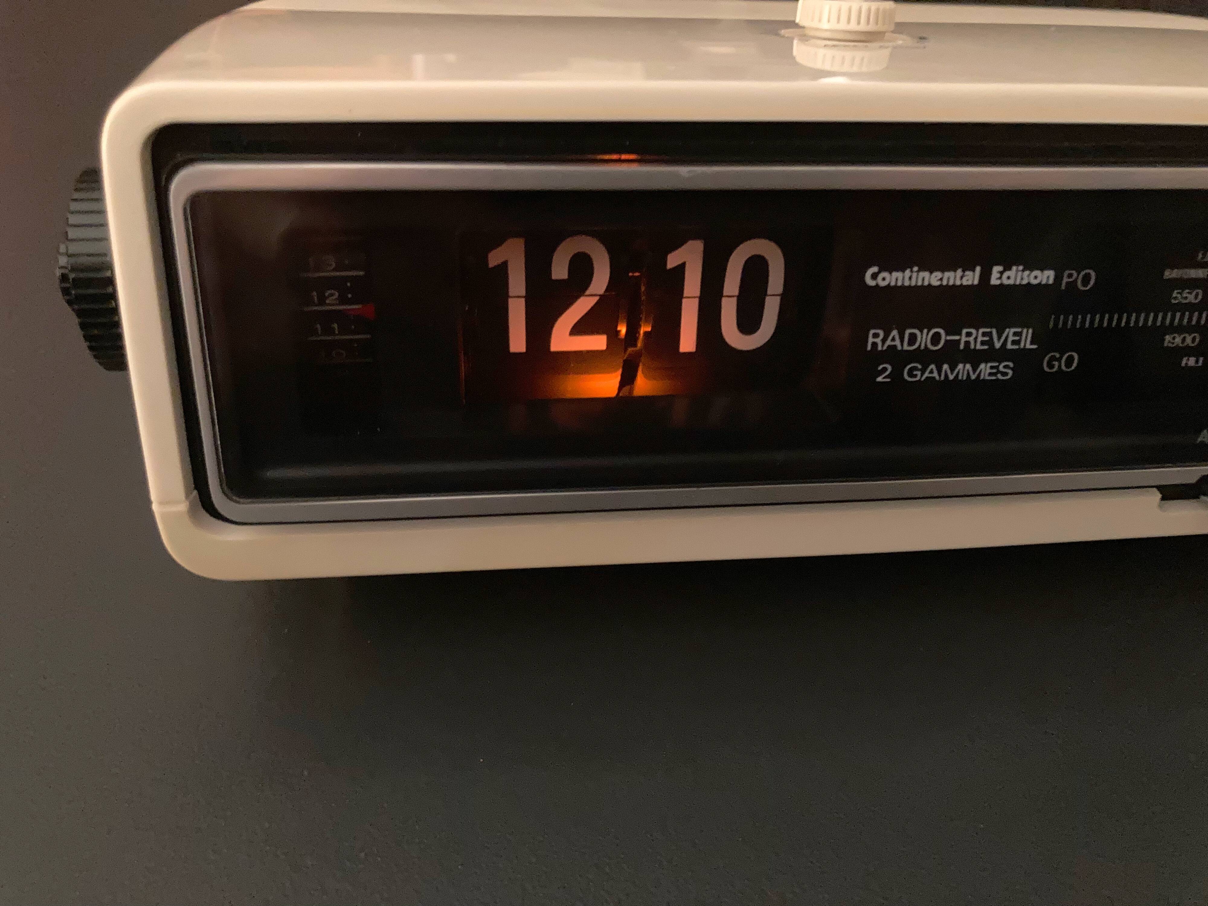 Radio vintage reveil a unfolding Continental Edison 1973