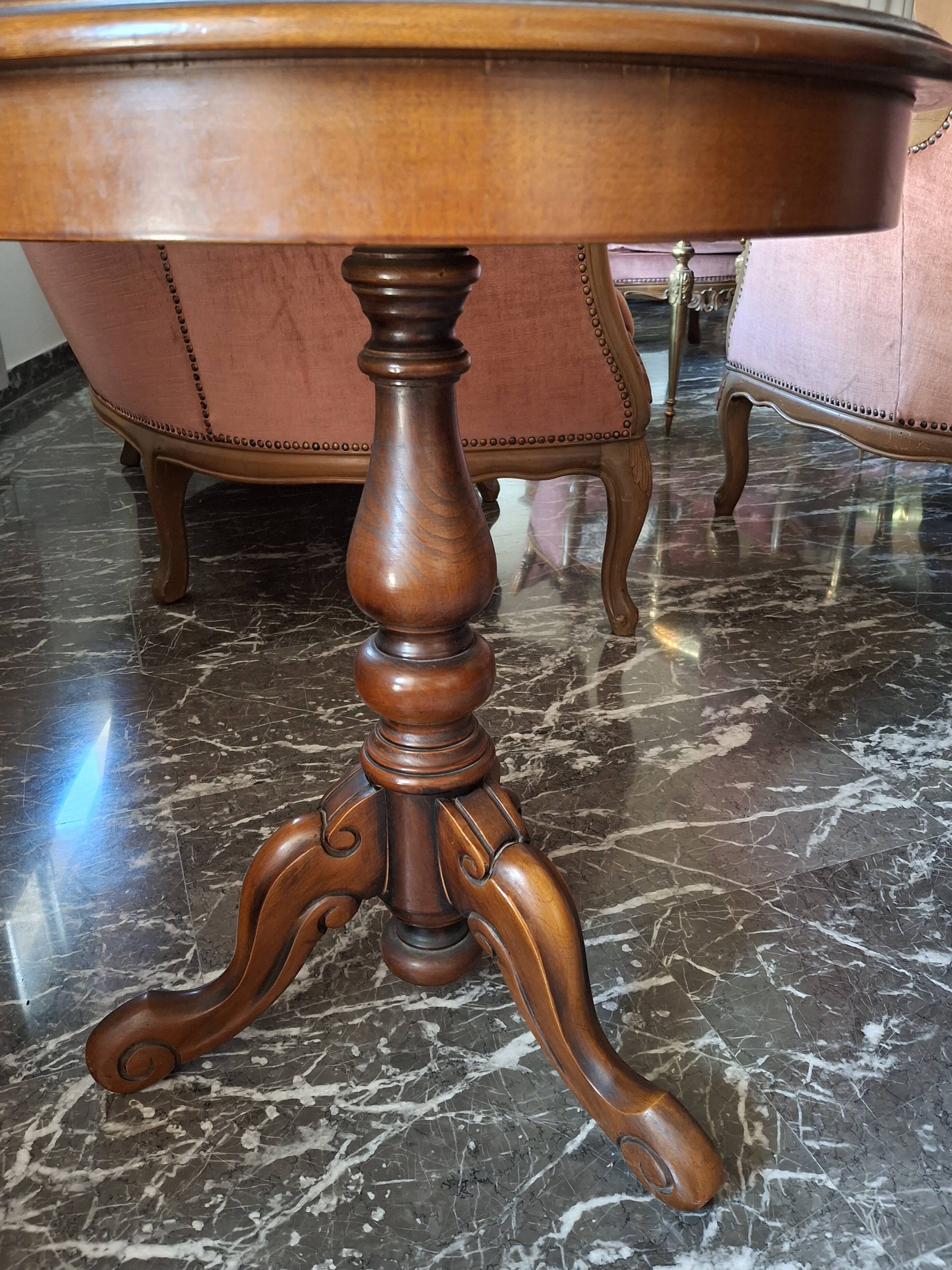 1960s Italian round side table in marquetry wood.