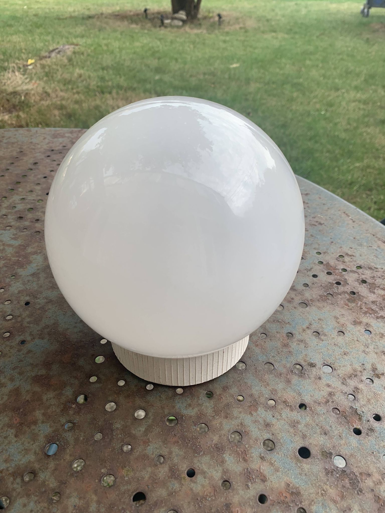 Plafonnier, globe boule en opaline blanche, avec basé, vintage