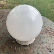 Plafonnier, globe boule en opaline blanche, avec basé, vintage