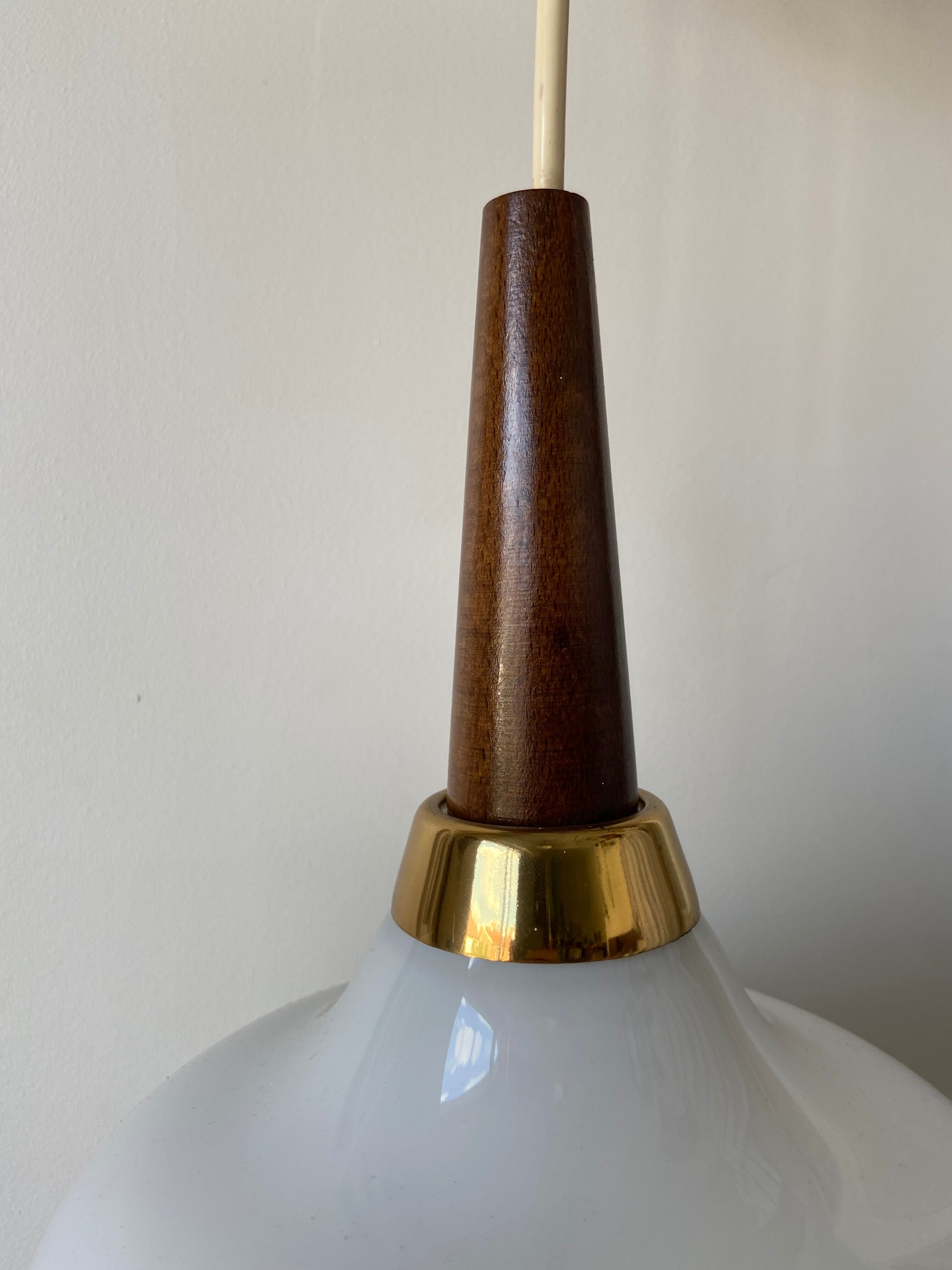 Suspension scandinave en bois et opaline blanche