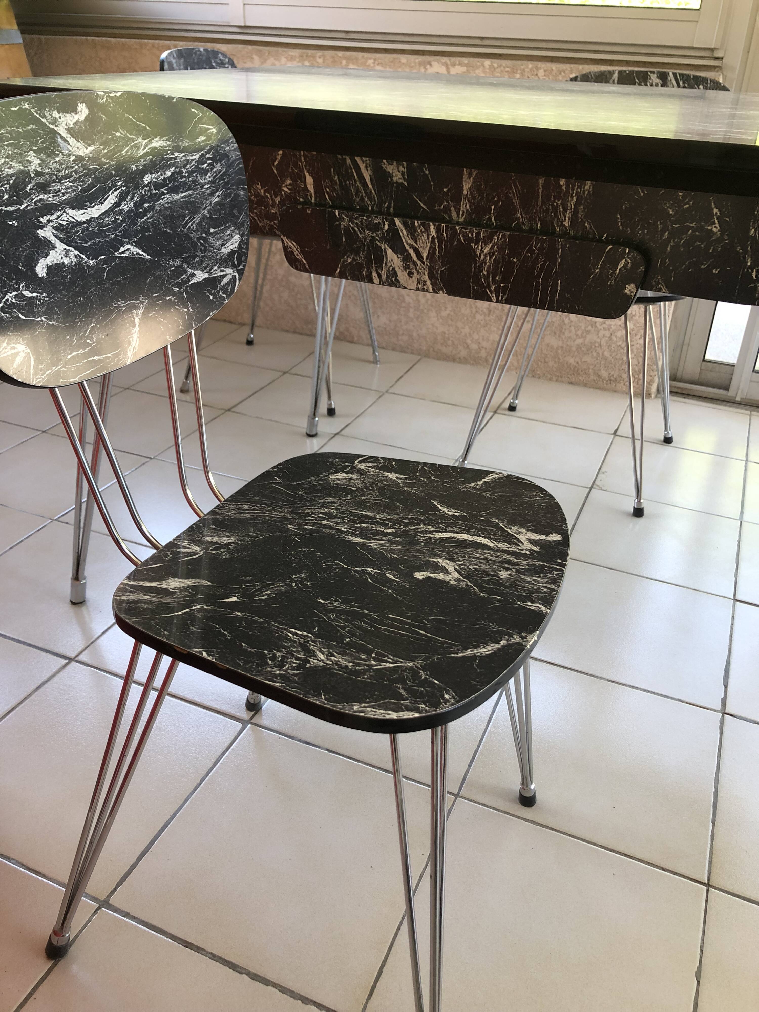 Ensemble table et 4 chaises Formica effet marbre