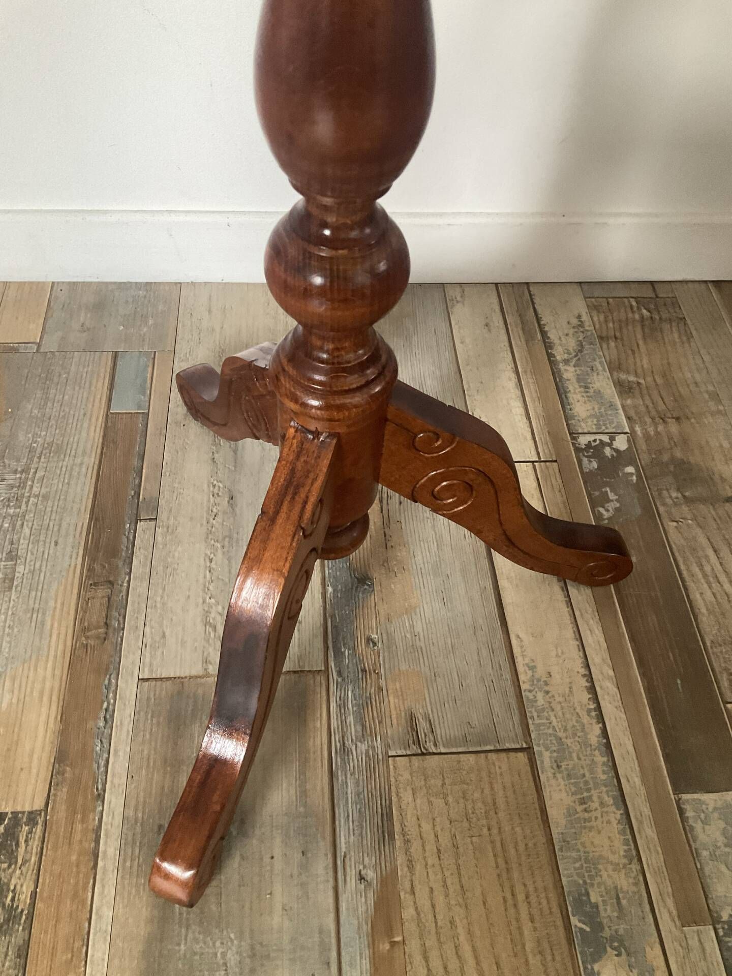 Side table or end table in solid wood with marquetry top.