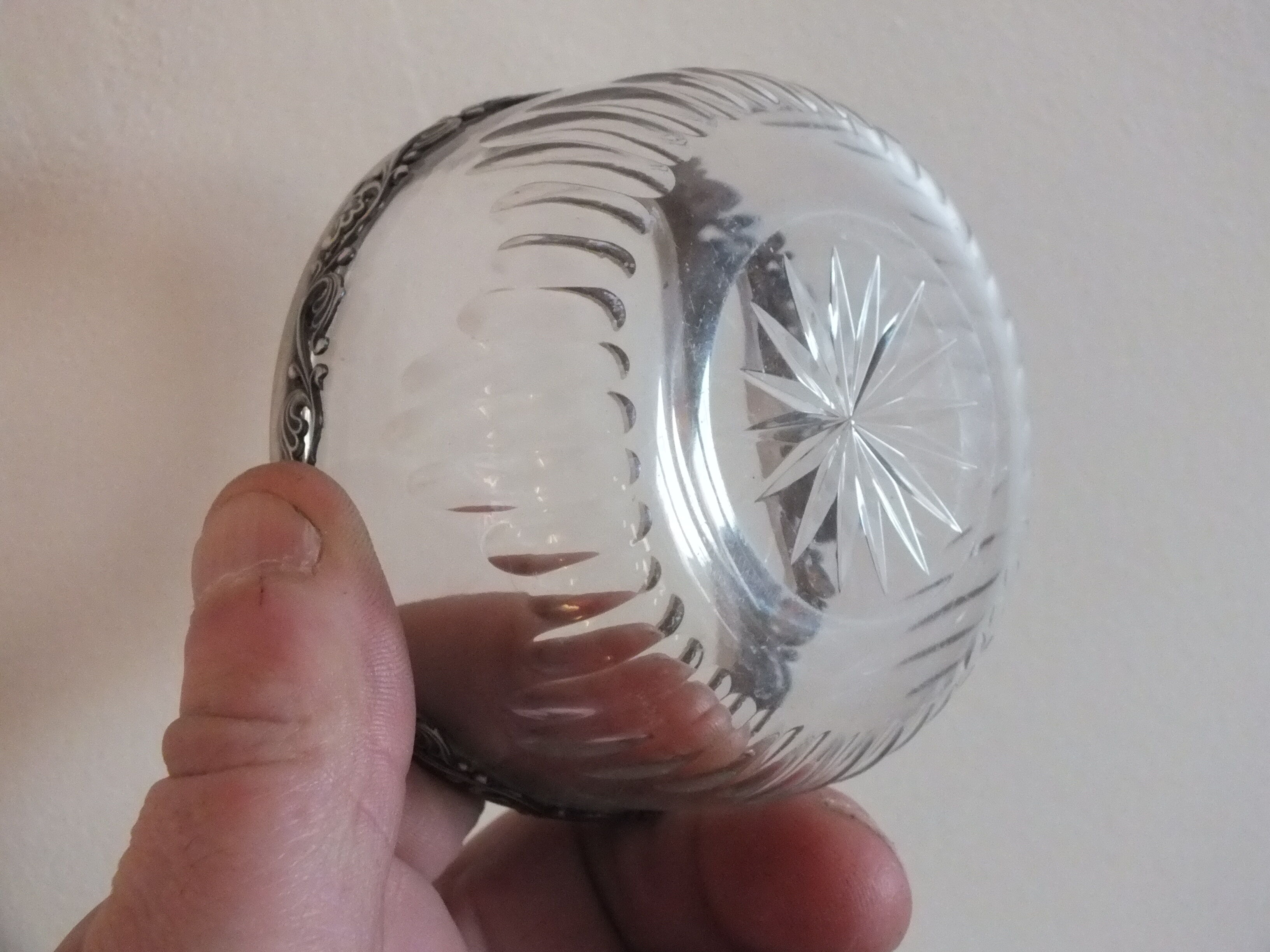 Finger rinse cup in cut crystal and solid silver