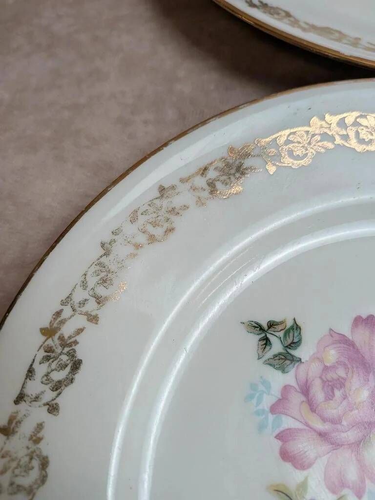 Set of 5 flat plates in Limoges porcelain – Floral decoration and gilding