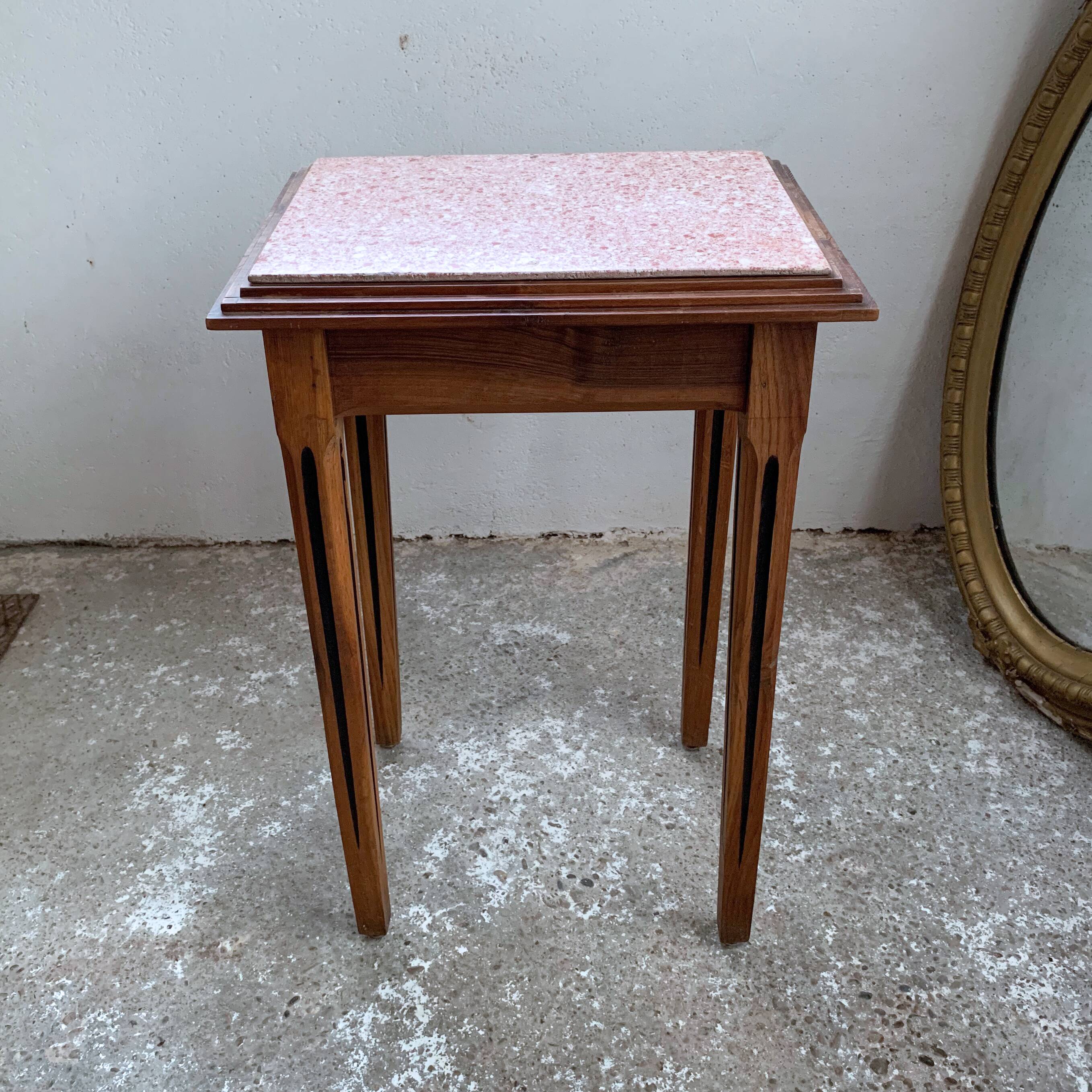 Table log with pink art deco marble