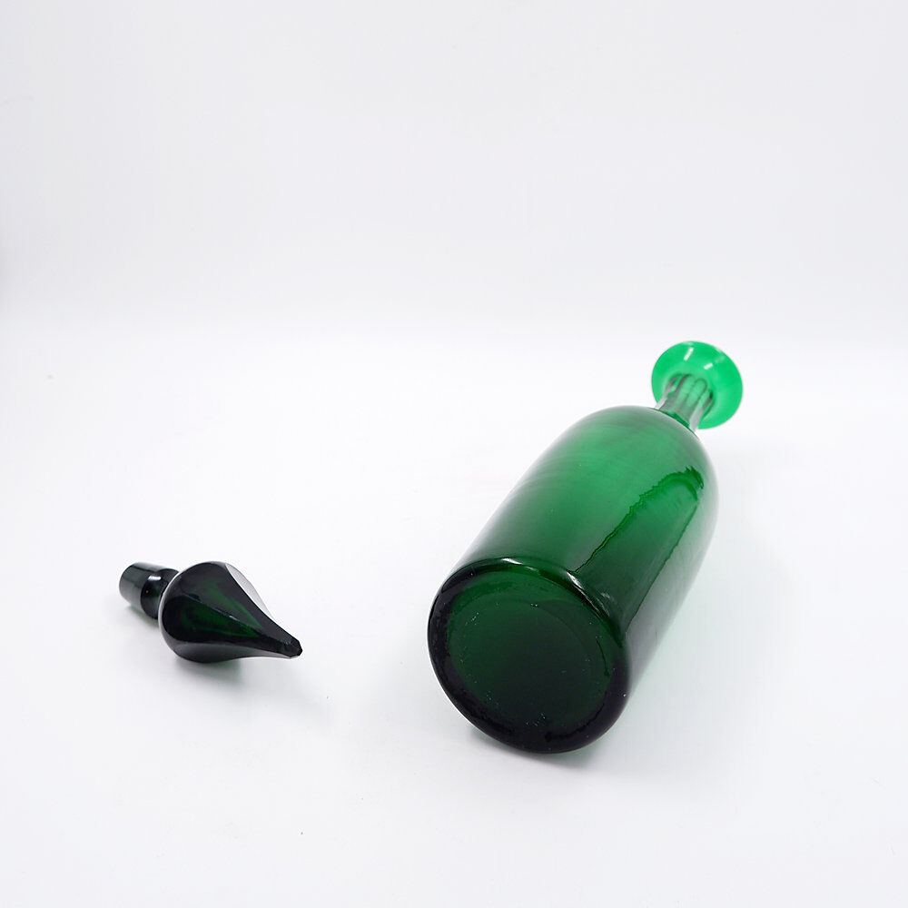 Green glass carafe from the 19th century - England, circa 1870.