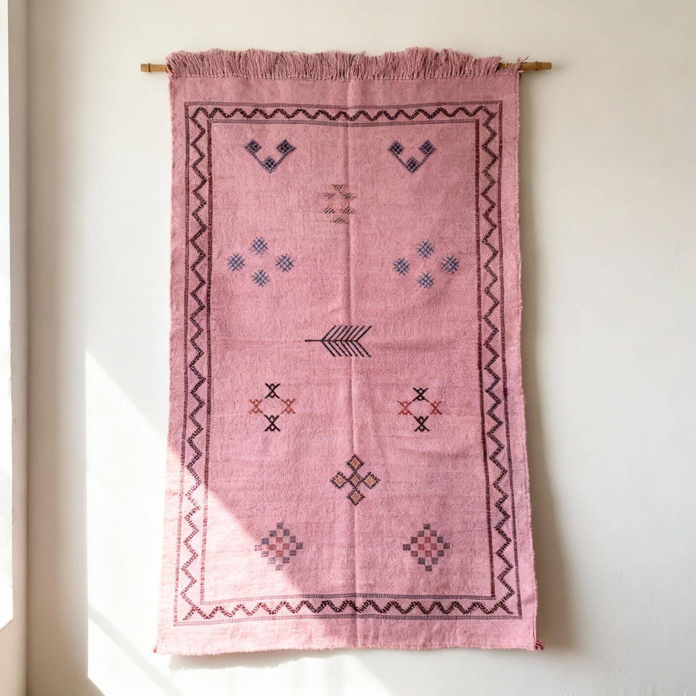Moroccan pink sabra rug 100x150 cm – handwoven cactus silk wall hanging