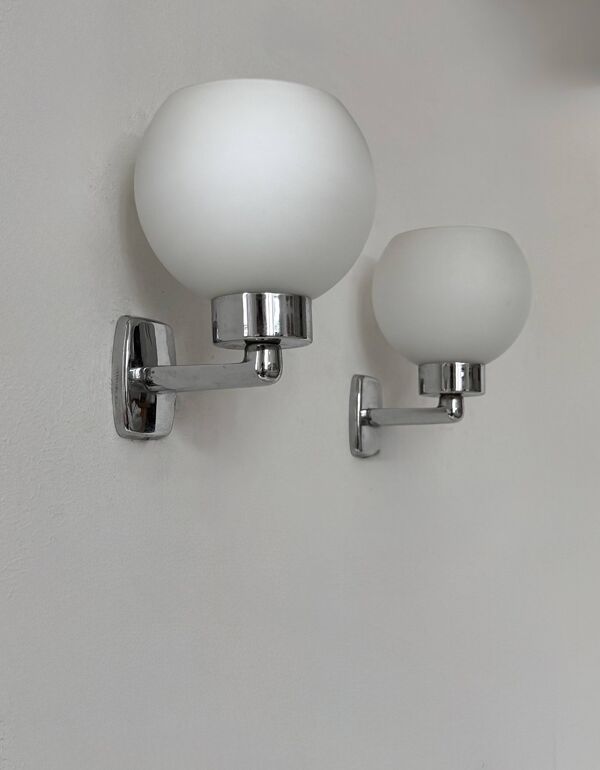 Paire d'applique  vintage, chrome et opaline, France, 1970