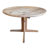 Scandinavian round table