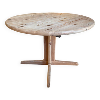 Scandinavian round table