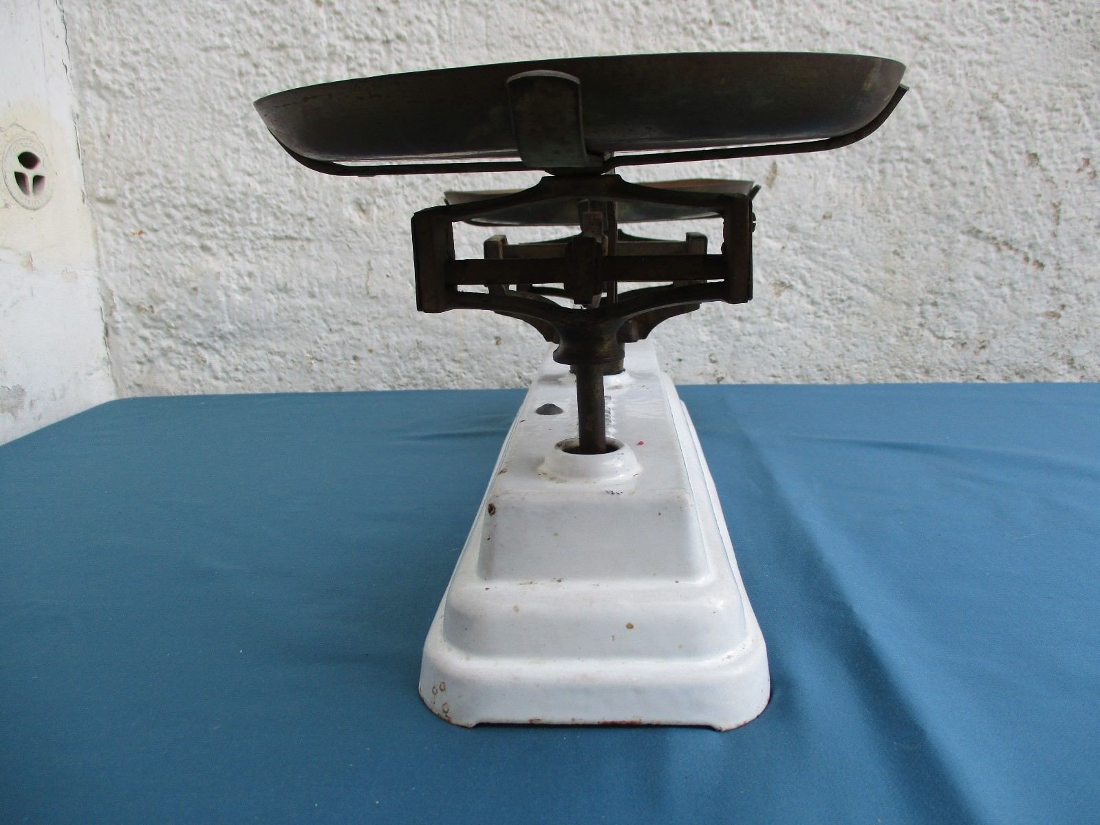 White enamelled cast-iron roberval balance