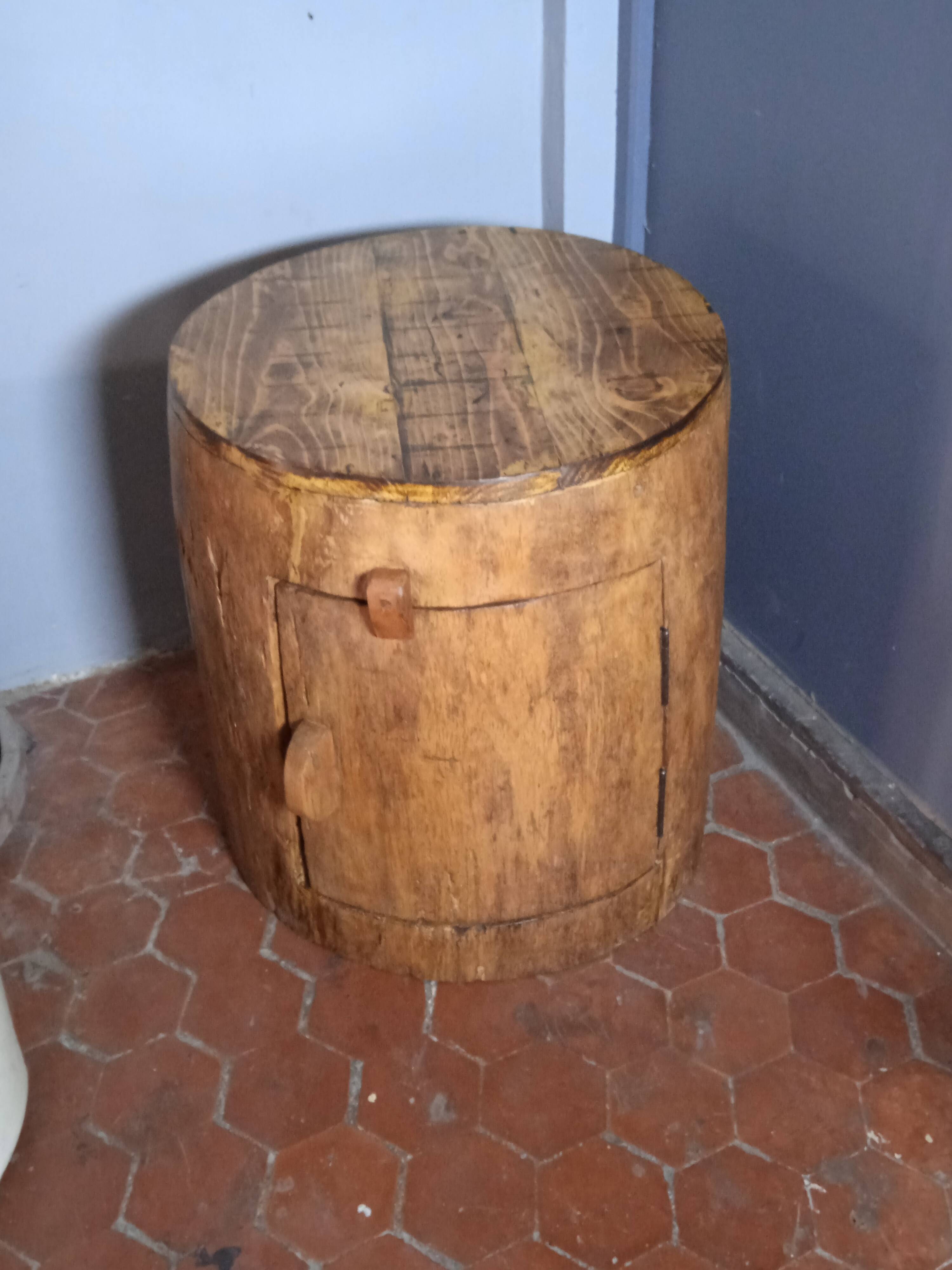 Hollow palm tree trunk; Mini bar; bedside table; occasional furniture; corner furniture;