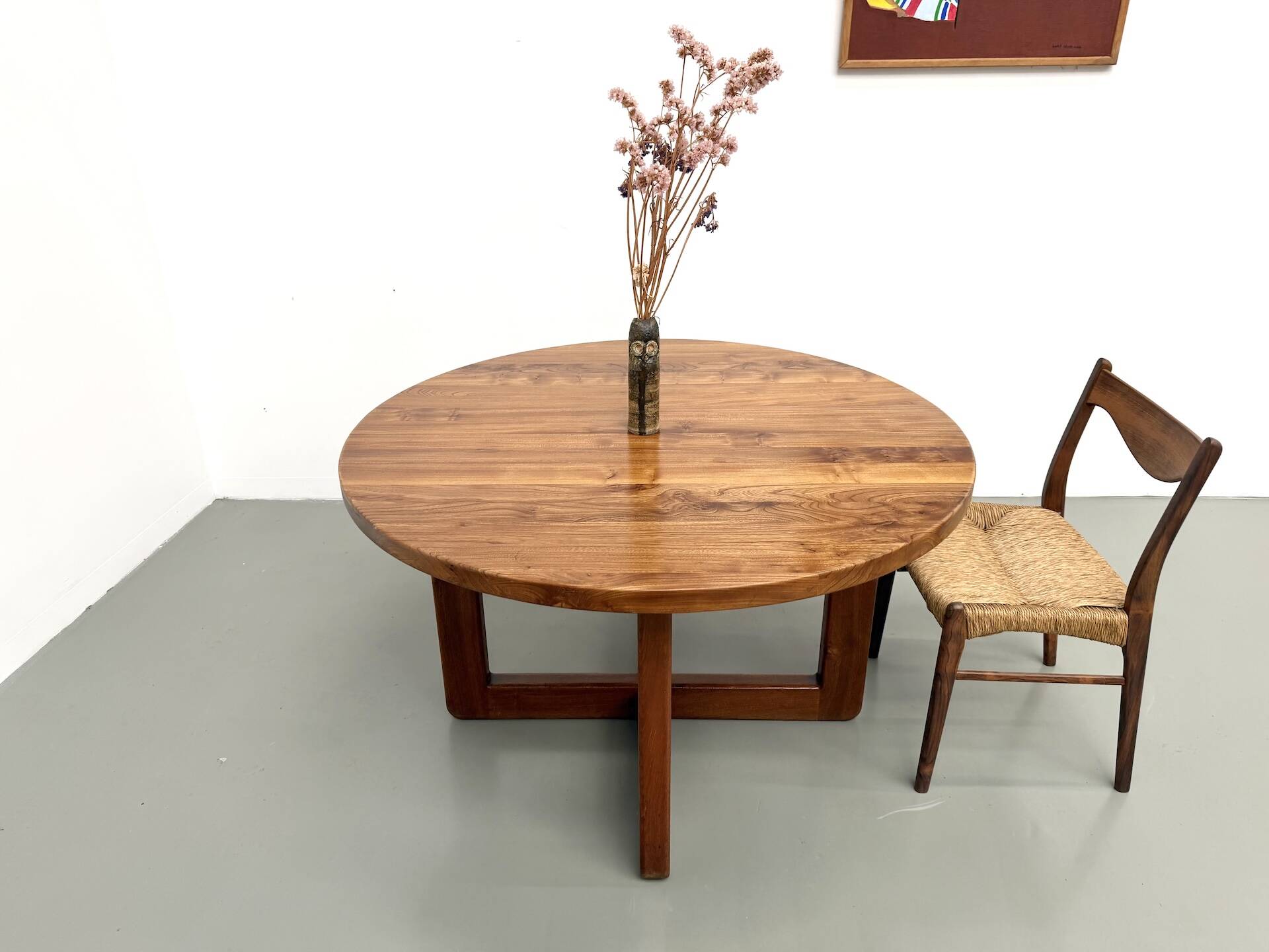 Modernist round table in solid elm, crossed legs.