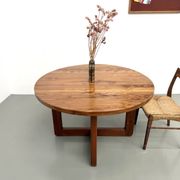 Table ronde moderniste en orme massif, piètement croisé