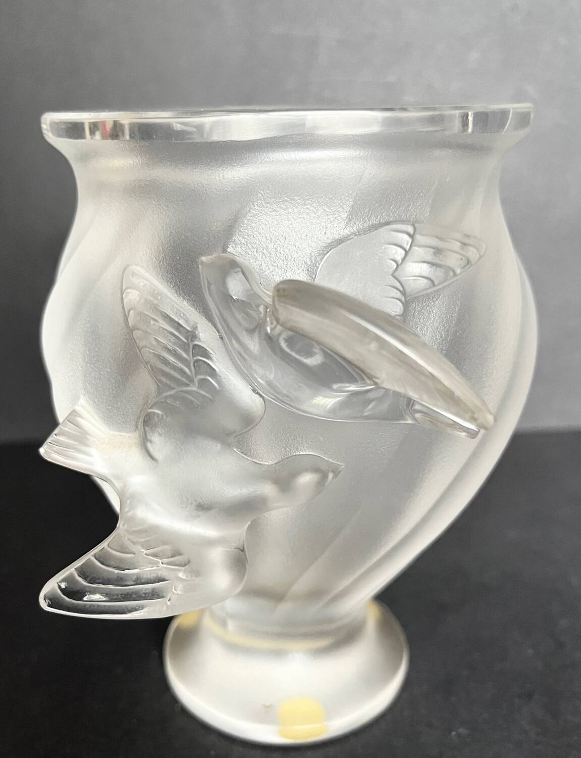 Vase en cristal dépoli Lalique
