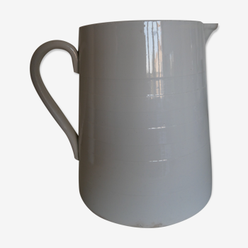 White Onnaing pitcher